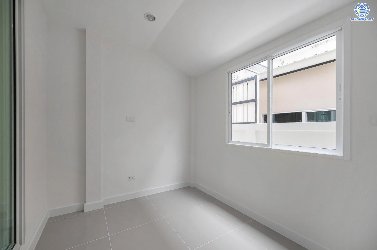 บ้านมือสองตกแต่งใหม่ โครงการ มณีรินทร์ เลคแอนด์พาร์ค ราชพฤกษ์-ติวานนท์ เนื้อที่ 64.1 ตร.ว. ฟังก์ชัน 4 ห้องนอน 3 ห้องน้ำ 1 ห้องอเนกประสงค์ จอดรถได้ 2 คัน บรรยากาศเงียบสงบเป็นส่วนตัว สิ่งอำนวยความสะดวกมากมาย บนทำเลติดถนนใหญ่ เชื่อมต่อถนนราชพฤกษ์ ใกล้จุดขึ้นทางด่วน "ศรีสมาน"...